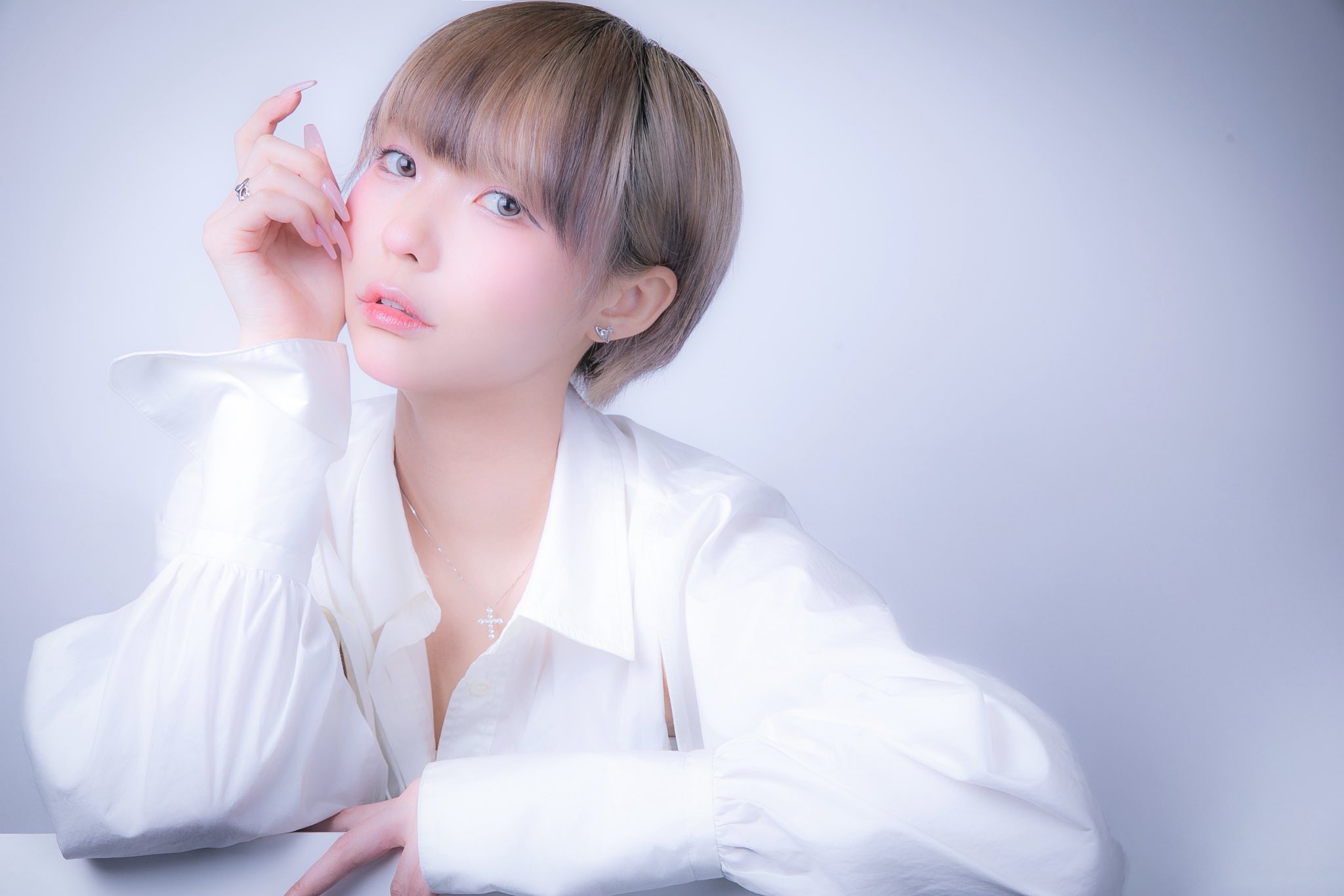 白いブラウスを着用した代表取締役 渡部莉子のポートレート